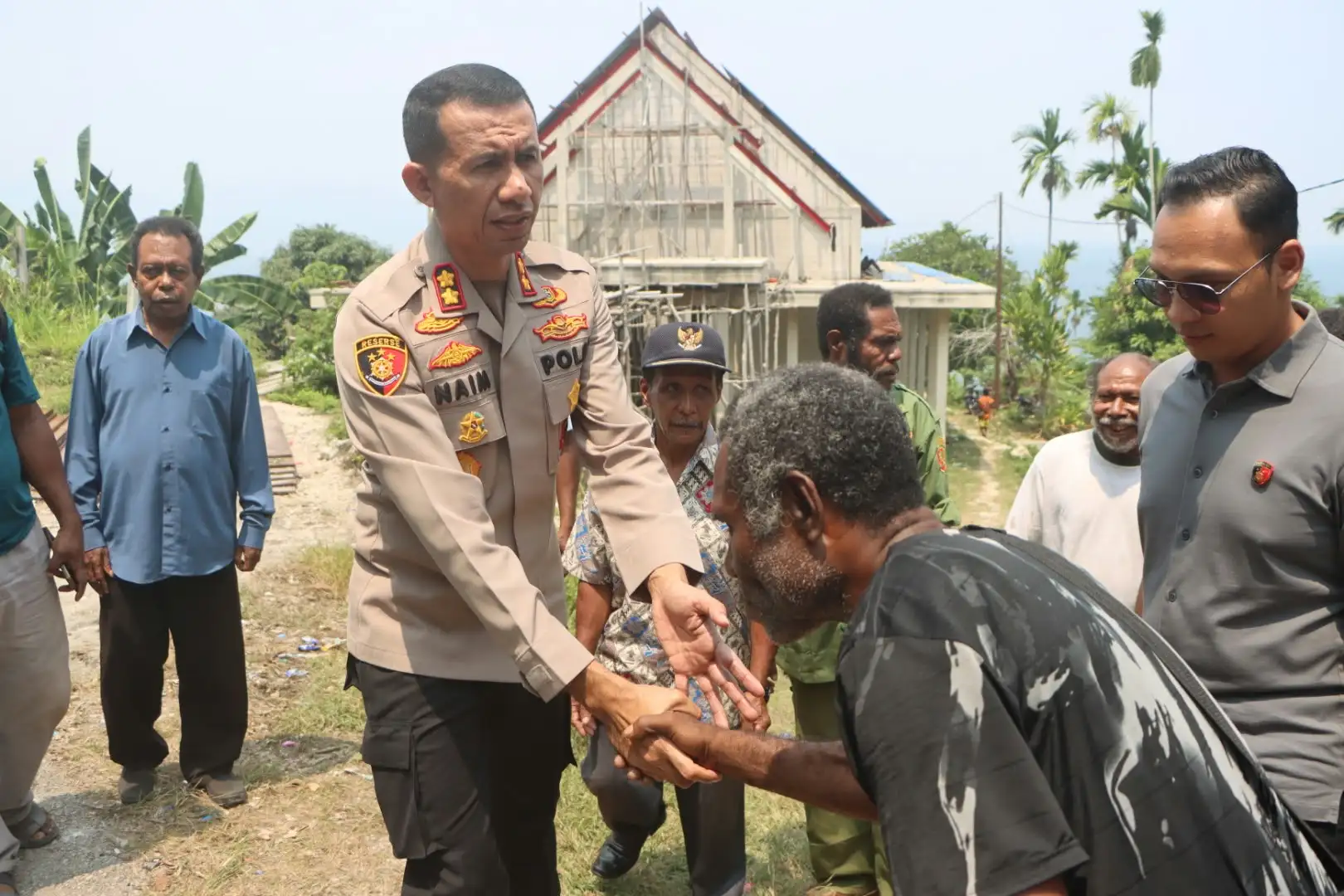 Bukan Sekadar Janji, Kapolres Fakfak Kembali ke Waserat Membawa 25 Sak Semen